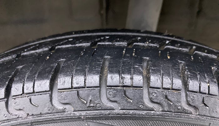 2017 Renault Kwid 1.0 RXT Opt, Petrol, Manual, 42,566 km, Left Rear Tyre Tread