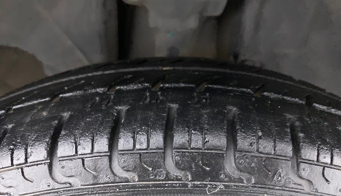 2017 Renault Kwid 1.0 RXT Opt, Petrol, Manual, 42,566 km, Right Front Tyre Tread