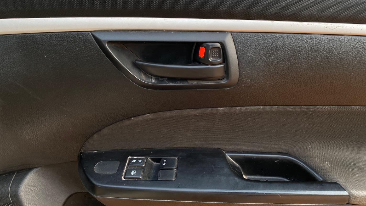 2015 Maruti Swift LXI, Petrol, Manual, 1,13,654 km, Driver Side Door Panels Control