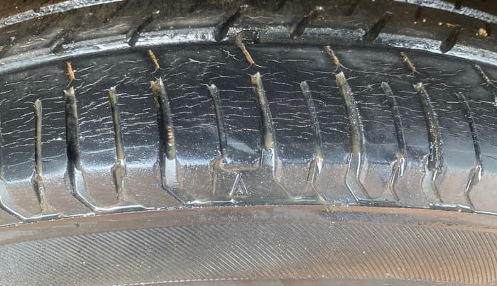 2015 Maruti Swift LXI, Petrol, Manual, 1,13,654 km, Right Front Tyre Tread