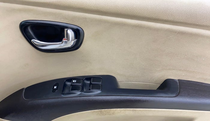 2014 Hyundai i10 SPORTZ 1.1, Petrol, Manual, 40,814 km, Driver Side Door Panels Control