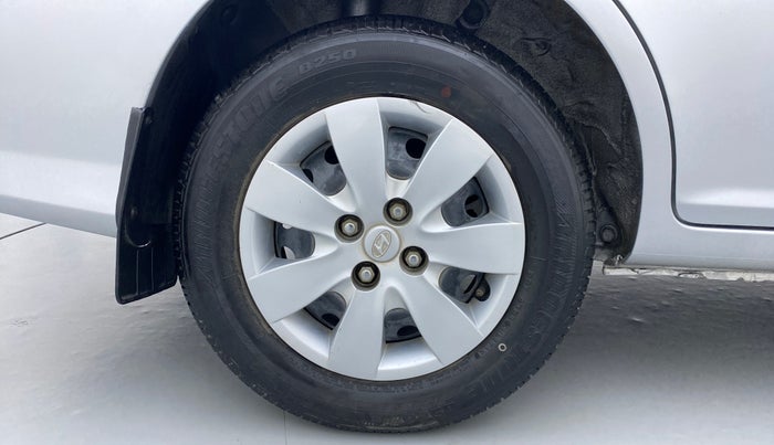 2010 Hyundai Verna TRANSFORM 1.6 VTVT, Petrol, Manual, 63,969 km, Right Rear Wheel