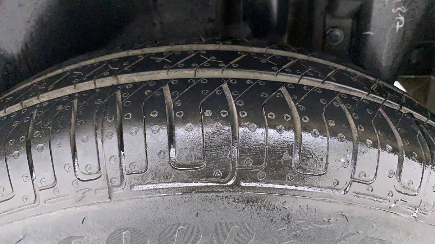 2015 Maruti Swift VXI, Petrol, Manual, 39,837 km, Left Rear Tyre Tread