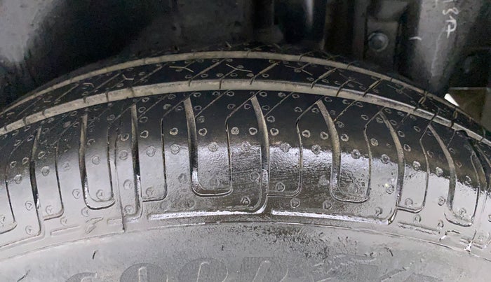 2015 Maruti Swift VXI, Petrol, Manual, 39,837 km, Left Rear Tyre Tread