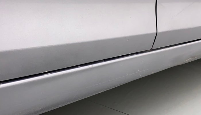 2015 Maruti Swift VXI, Petrol, Manual, 39,837 km, Right running board - Minor scratches