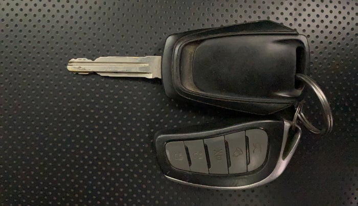 2018 Mahindra KUV 100 NXT K2 P 6 STR, Petrol, Manual, 29,089 km, Key Close Up