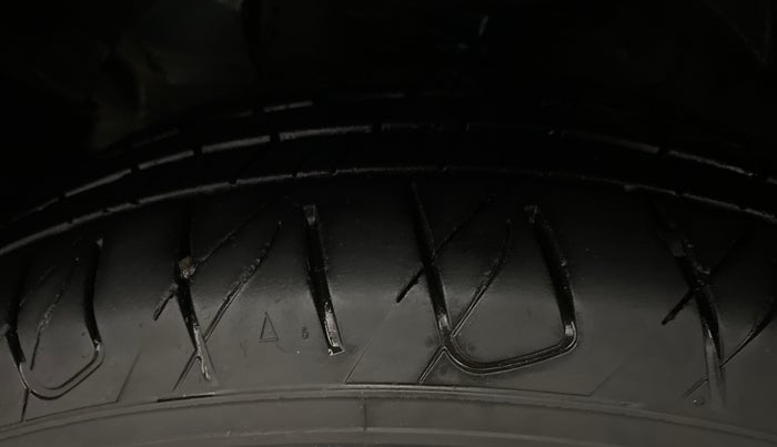 2019 Mahindra XUV300 W8 (O) 1.5 DIESEL, Diesel, Manual, 87,592 km, Left Front Tyre Tread