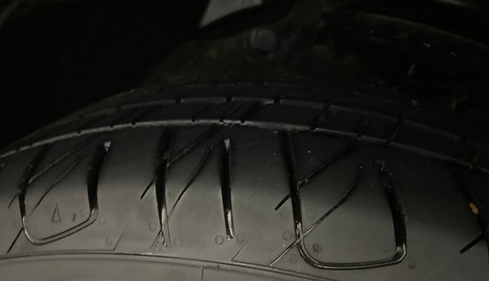 2019 Mahindra XUV300 W8 (O) 1.5 DIESEL, Diesel, Manual, 87,592 km, Right Front Tyre Tread