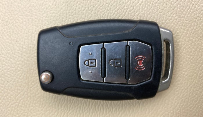 2019 Mahindra XUV300 W8 (O) 1.5 DIESEL, Diesel, Manual, 87,592 km, Key Close Up