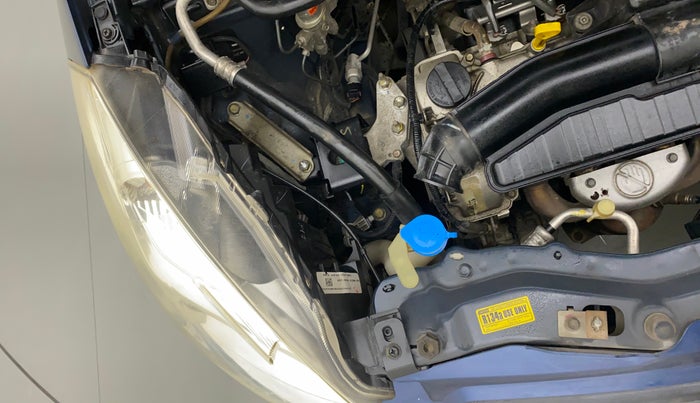 2014 Maruti Ertiga VXI, Petrol, Manual, 61,950 km, Right headlight - Clamp has minor damage