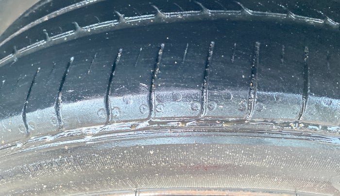 2017 Volkswagen Ameo COMFORTLINE PLUS 1.2L, Petrol, Manual, 1,43,785 km, Left Front Tyre Tread