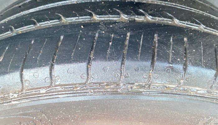 2017 Volkswagen Ameo COMFORTLINE PLUS 1.2L, Petrol, Manual, 1,43,785 km, Left Rear Tyre Tread