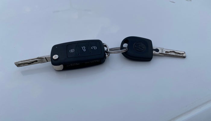 2017 Volkswagen Ameo COMFORTLINE PLUS 1.2L, Petrol, Manual, 1,43,785 km, Key Close Up