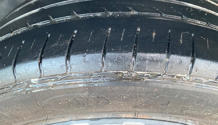 2017 Volkswagen Ameo COMFORTLINE PLUS 1.2L, Petrol, Manual, 1,43,785 km, Right Rear Tyre Tread