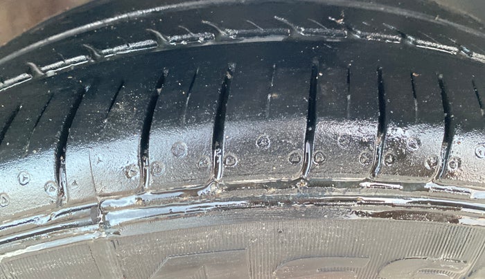 2017 Volkswagen Ameo COMFORTLINE PLUS 1.2L, Petrol, Manual, 1,43,785 km, Right Front Tyre Tread