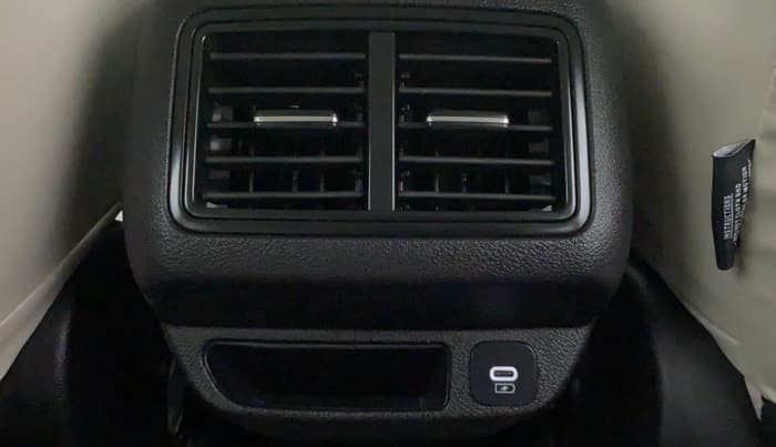 2022 Mahindra XUV700 MX P MT 5 STR, Petrol, Manual, 2,432 km, Rear AC Vents