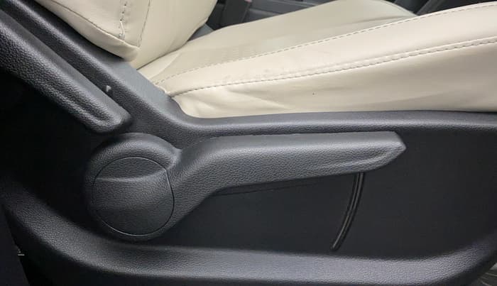 2022 Mahindra XUV700 MX P MT 5 STR, Petrol, Manual, 2,432 km, Driver Side Adjustment Panel