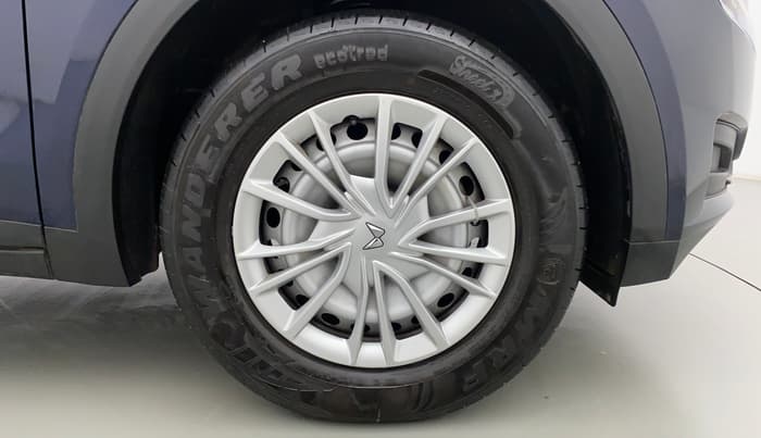 2022 Mahindra XUV700 MX P MT 5 STR, Petrol, Manual, 2,432 km, Right Front Wheel