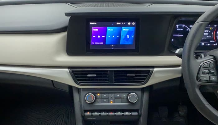 2022 Mahindra XUV700 MX P MT 5 STR, Petrol, Manual, 2,432 km, Air Conditioner