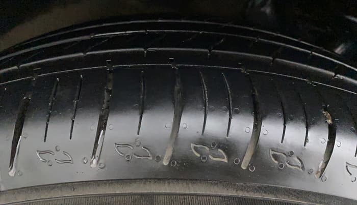 2022 Mahindra XUV700 MX P MT 5 STR, Petrol, Manual, 2,432 km, Right Rear Tyre Tread
