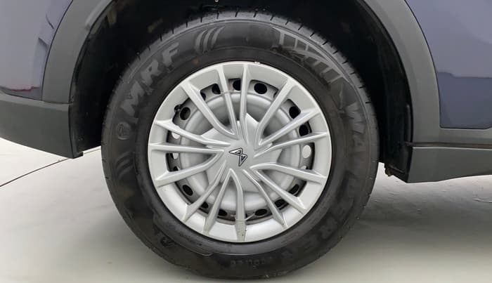 2022 Mahindra XUV700 MX P MT 5 STR, Petrol, Manual, 2,432 km, Right Rear Wheel