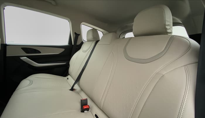 2022 Mahindra XUV700 MX P MT 5 STR, Petrol, Manual, 2,432 km, Right Side Rear Door Cabin