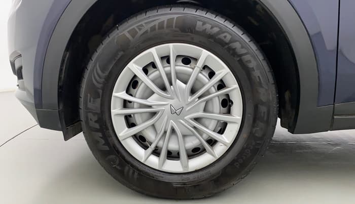 2022 Mahindra XUV700 MX P MT 5 STR, Petrol, Manual, 2,432 km, Left Front Wheel