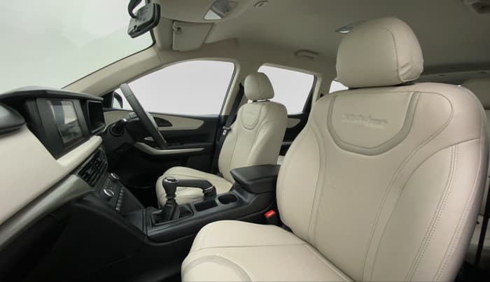 2022 Mahindra XUV700 MX P MT 5 STR, Petrol, Manual, 2,432 km, Right Side Front Door Cabin