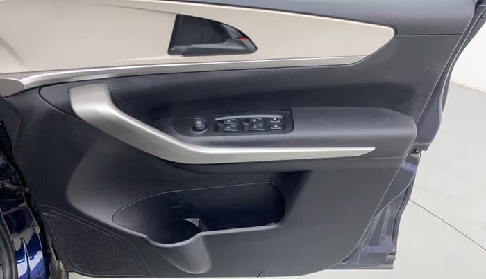 2022 Mahindra XUV700 MX P MT 5 STR, Petrol, Manual, 2,432 km, Driver Side Door Panels Control