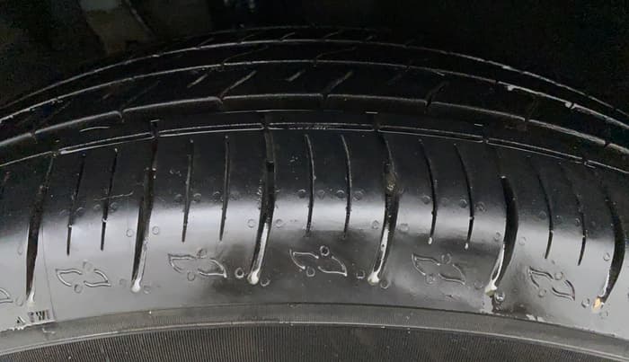 2022 Mahindra XUV700 MX P MT 5 STR, Petrol, Manual, 2,432 km, Right Front Tyre Tread