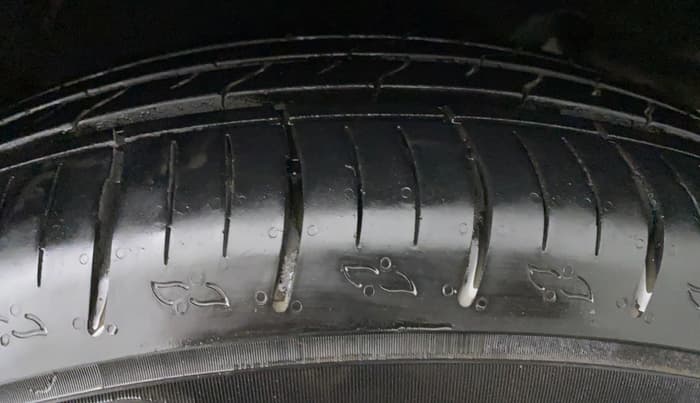 2022 Mahindra XUV700 MX P MT 5 STR, Petrol, Manual, 2,432 km, Left Rear Tyre Tread