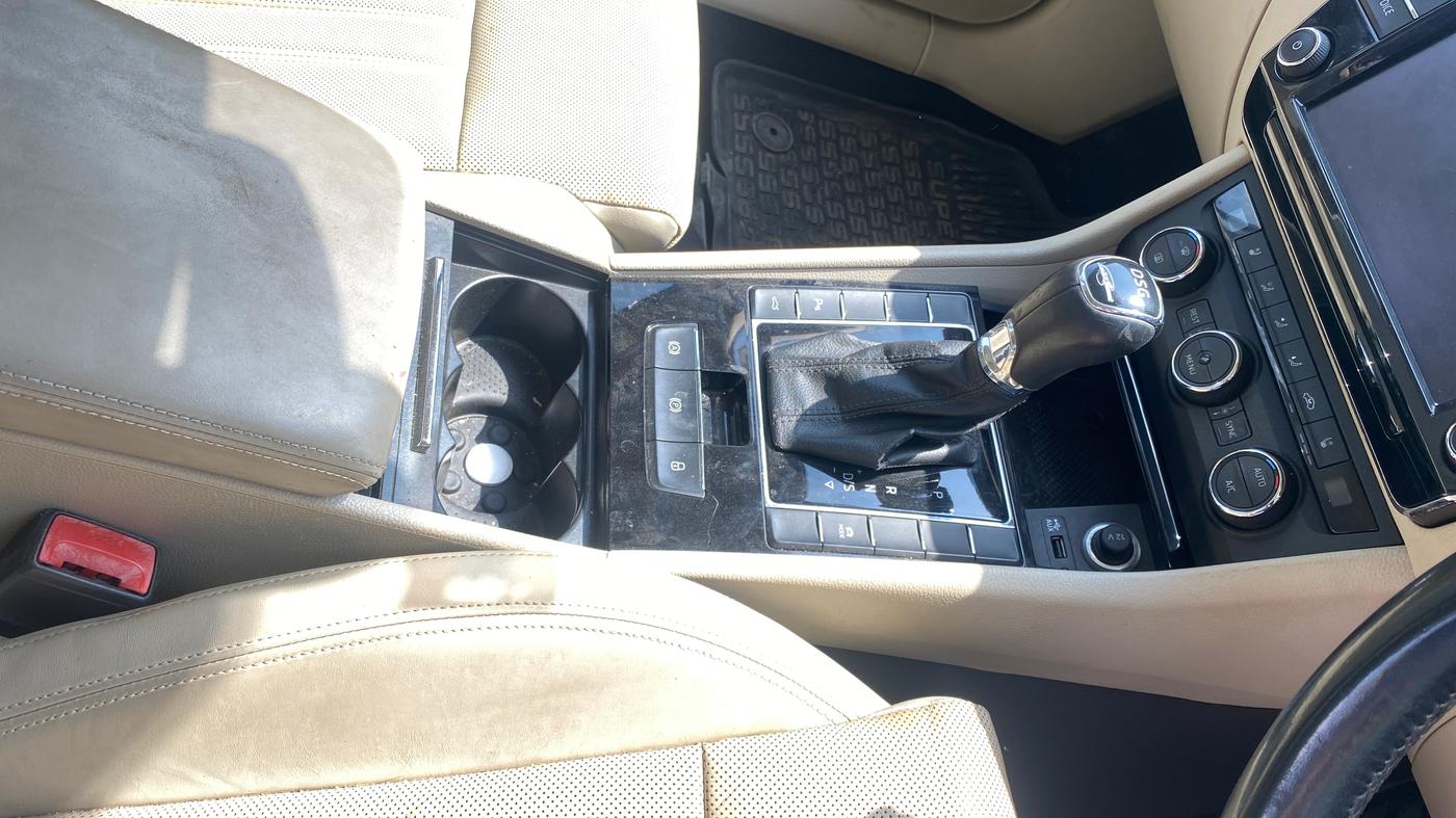 2017 Skoda Superb L&K 1.8 TSI AT, Petrol, Automatic, 42,342 km, Gear Lever
