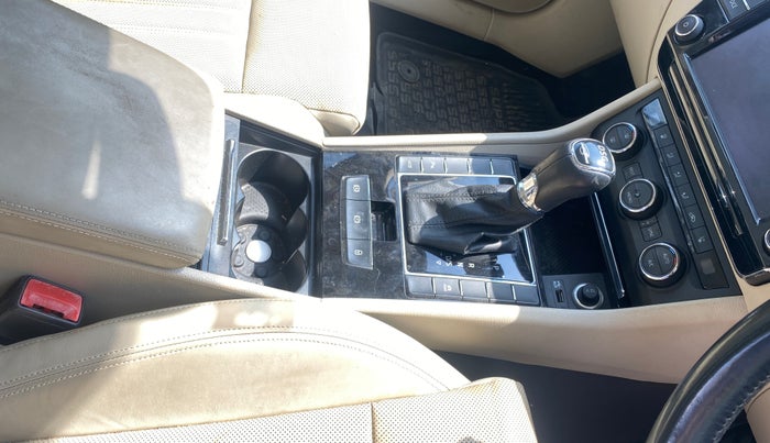 2017 Skoda Superb L&K 1.8 TSI AT, Petrol, Automatic, 42,342 km, Gear Lever