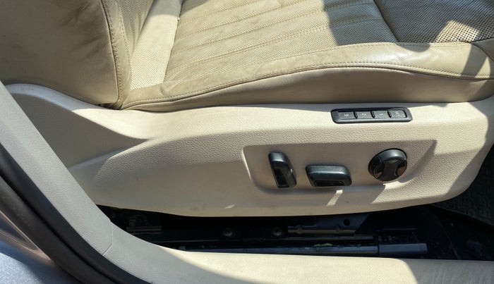 2017 Skoda Superb L&K 1.8 TSI AT, Petrol, Automatic, 42,342 km, Driver Side Adjustment Panel