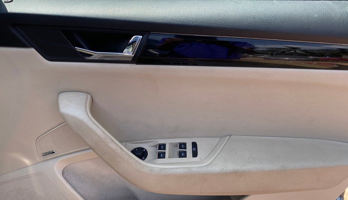 2017 Skoda Superb L&K 1.8 TSI AT, Petrol, Automatic, 42,342 km, Driver Side Door Panels Control