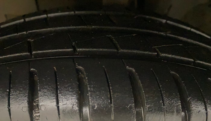 2021 Renault Kwid RXT 1.0 AMT (O), Petrol, Automatic, 28,418 km, Left Front Tyre Tread