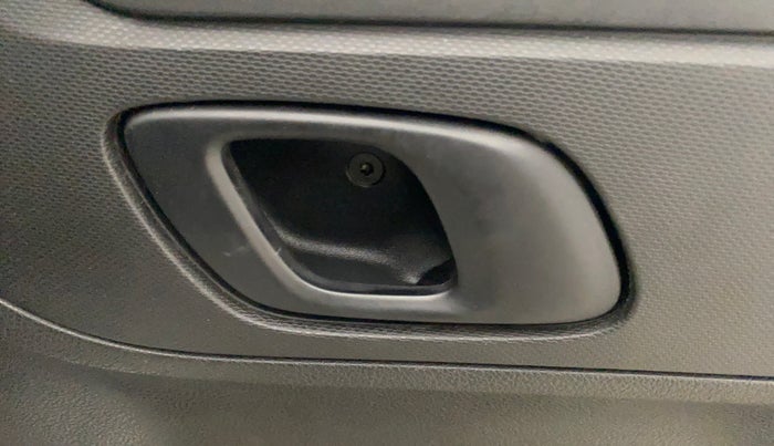 2021 Renault Kwid RXT 1.0 AMT (O), Petrol, Automatic, 28,418 km, Driver Side Door Panels Control