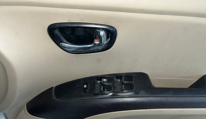 2015 Hyundai i10 SPORTZ 1.1, Petrol, Manual, 33,960 km, Driver Side Door Panels Control