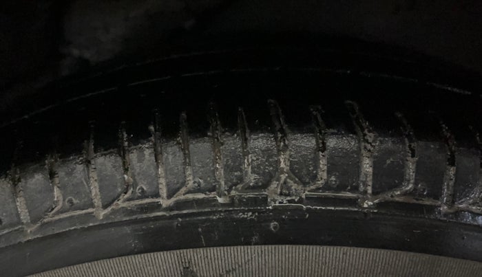 2015 Hyundai i10 SPORTZ 1.1, Petrol, Manual, 33,960 km, Left Rear Tyre Tread