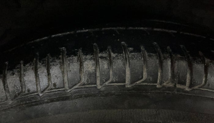 2015 Hyundai i10 SPORTZ 1.1, Petrol, Manual, 33,960 km, Right Rear Tyre Tread