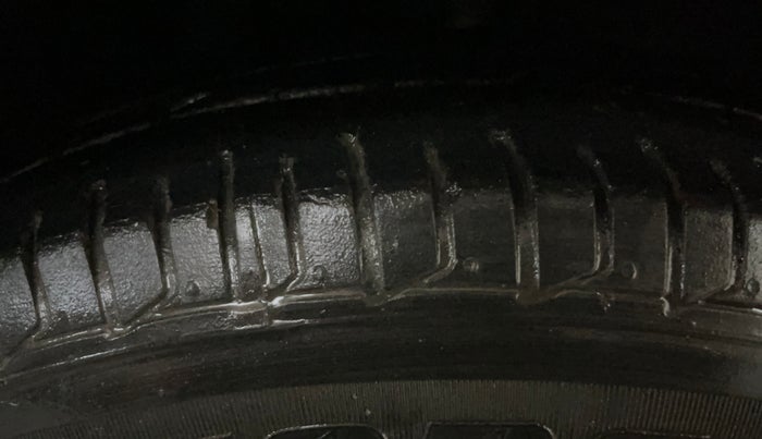 2015 Hyundai i10 SPORTZ 1.1, Petrol, Manual, 33,960 km, Right Front Tyre Tread