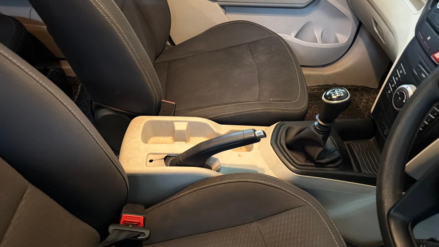 2023 Mahindra XUV300 W6 1.2 PETROL, CNG, Manual, 67,998 km, Gear Lever