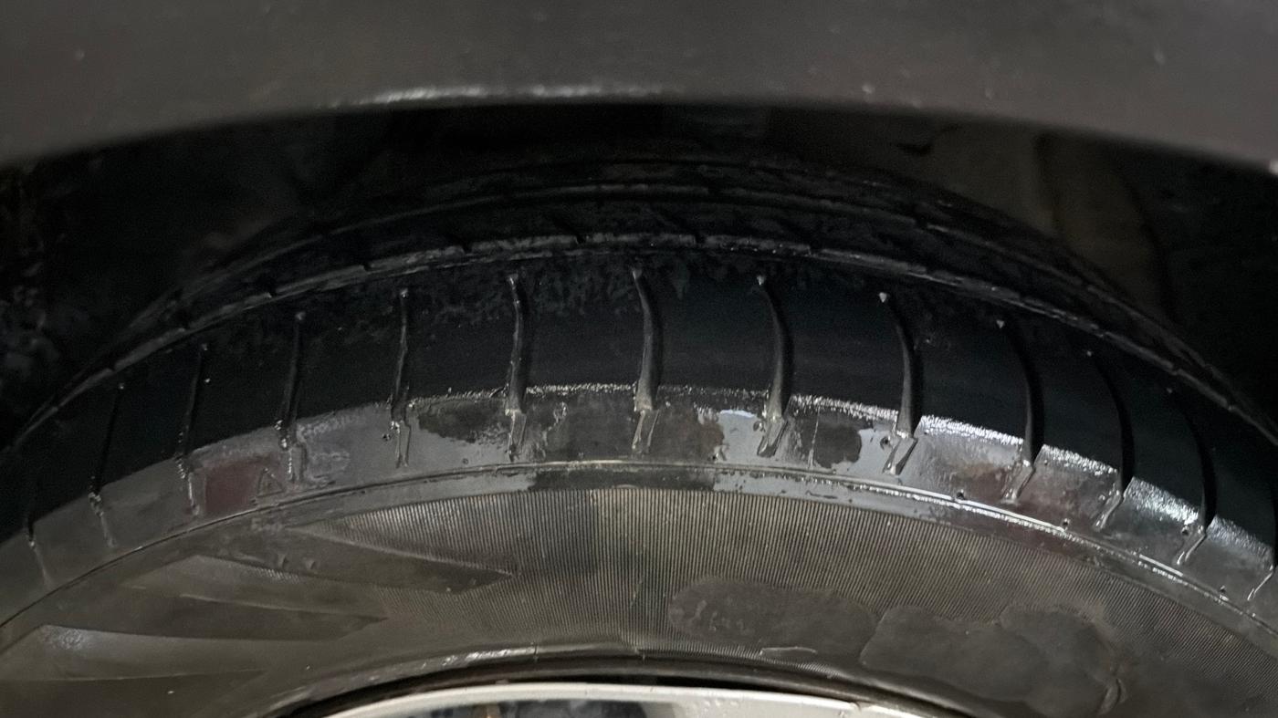 2023 Mahindra XUV300 W6 1.2 PETROL, CNG, Manual, 67,998 km, Left Front Tyre Tread