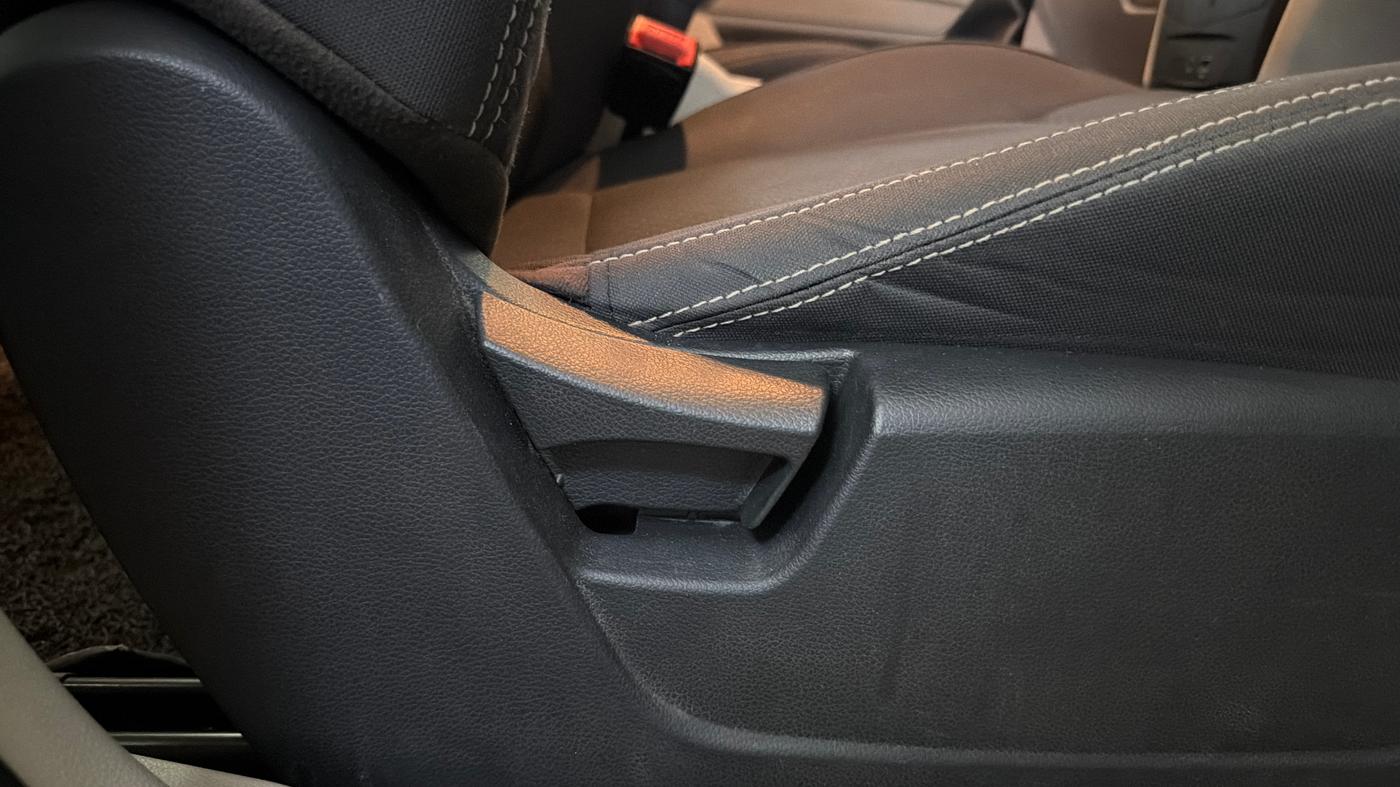 2023 Mahindra XUV300 W6 1.2 PETROL, CNG, Manual, 67,998 km, Driver Side Adjustment Panel