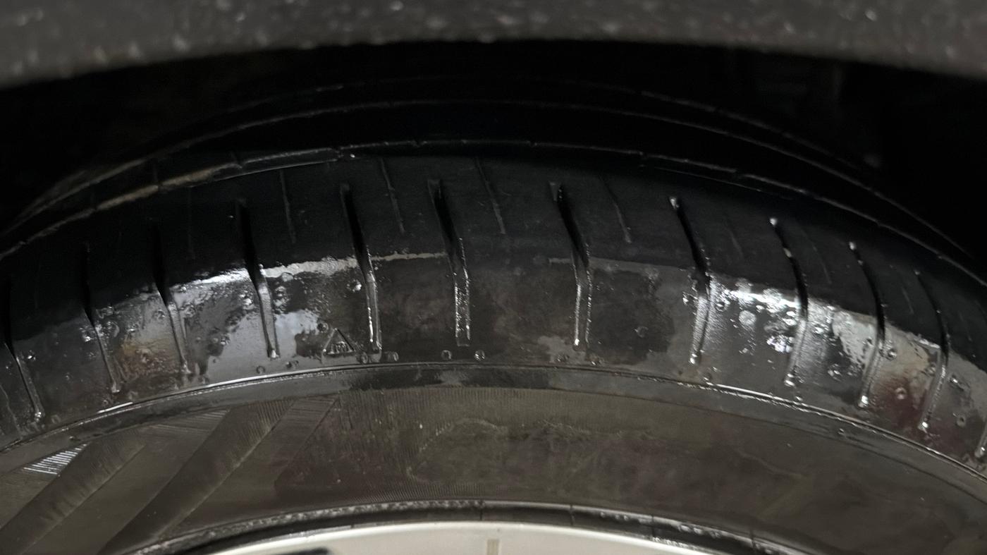 2023 Mahindra XUV300 W6 1.2 PETROL, CNG, Manual, 67,998 km, Right Front Tyre Tread