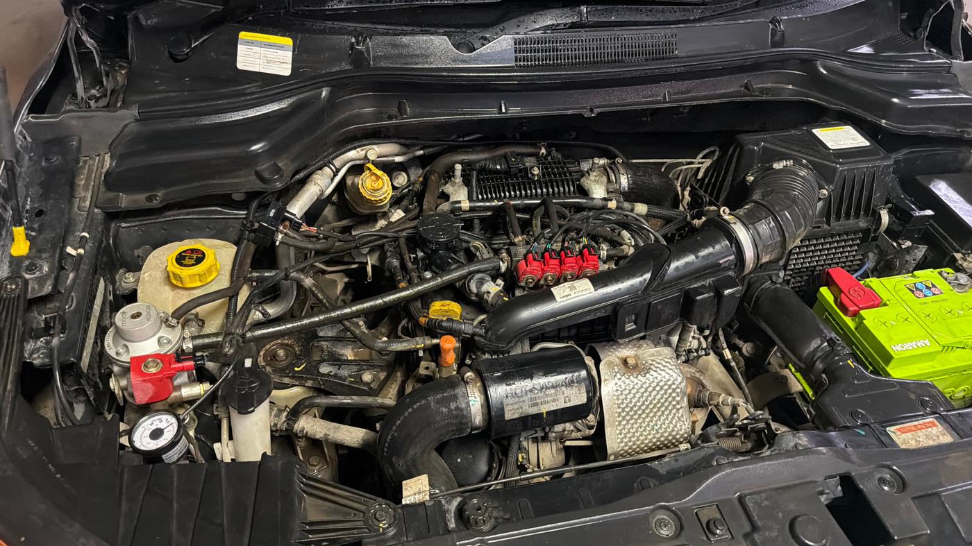 2023 Mahindra XUV300 W6 1.2 PETROL, CNG, Manual, 67,998 km, Engine View - Right