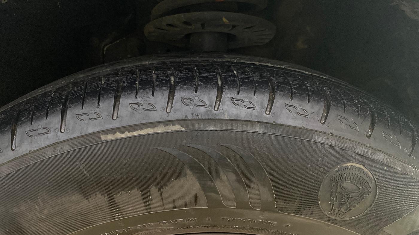 2022 Mahindra XUV700 AX 5 P MT 7 STR, Petrol, Manual, 29,329 km, Right Front Tyre Tread