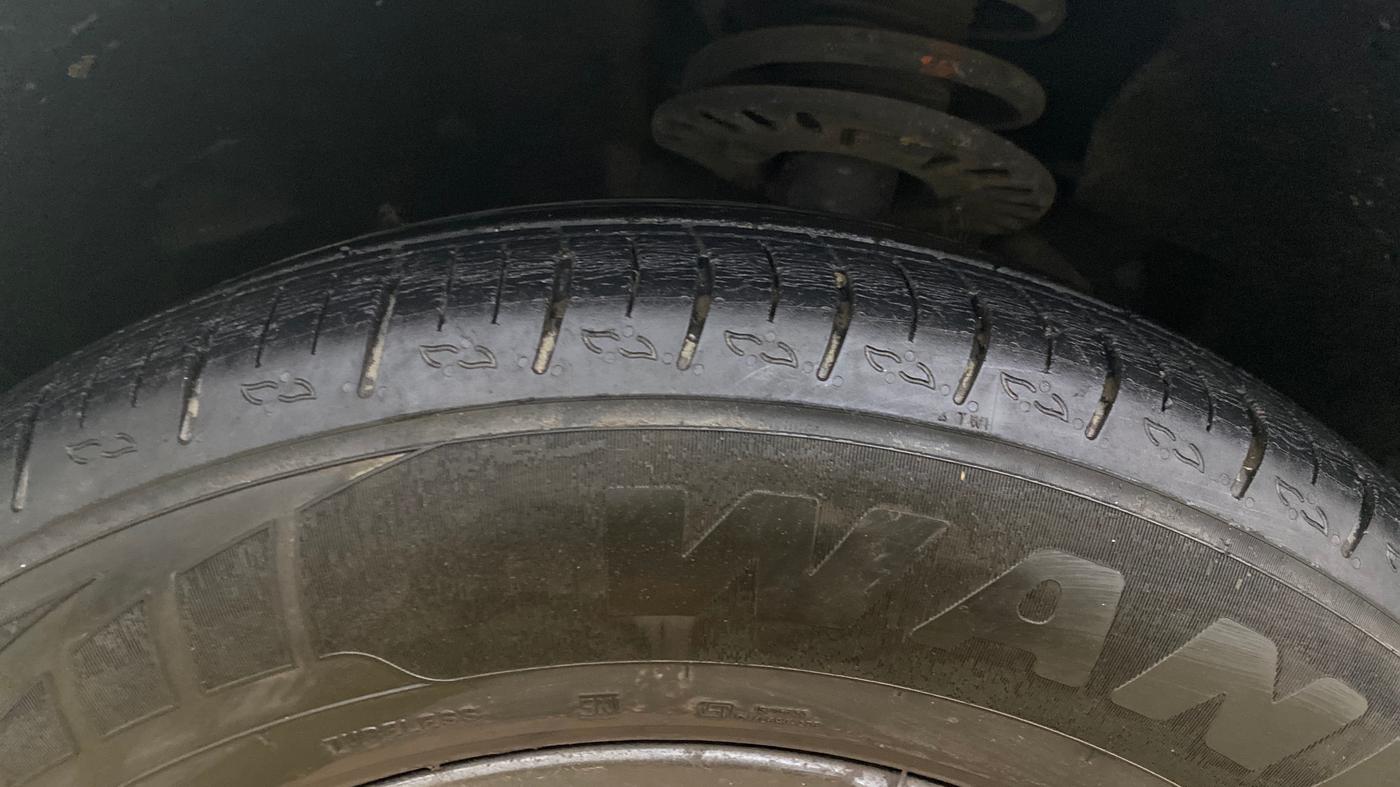 2022 Mahindra XUV700 AX 5 P MT 7 STR, Petrol, Manual, 29,329 km, Left Front Tyre Tread