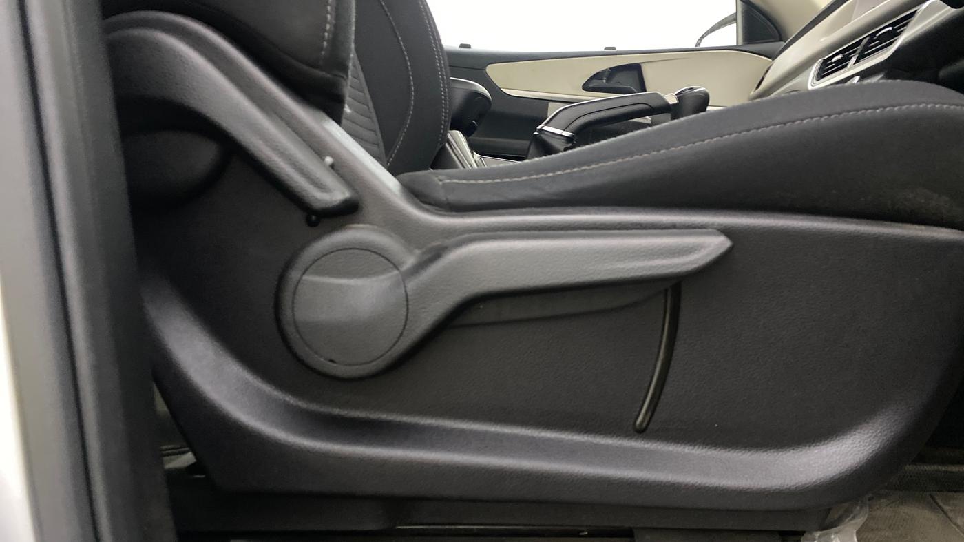 2022 Mahindra XUV700 AX 5 P MT 7 STR, Petrol, Manual, 29,329 km, Driver Side Adjustment Panel