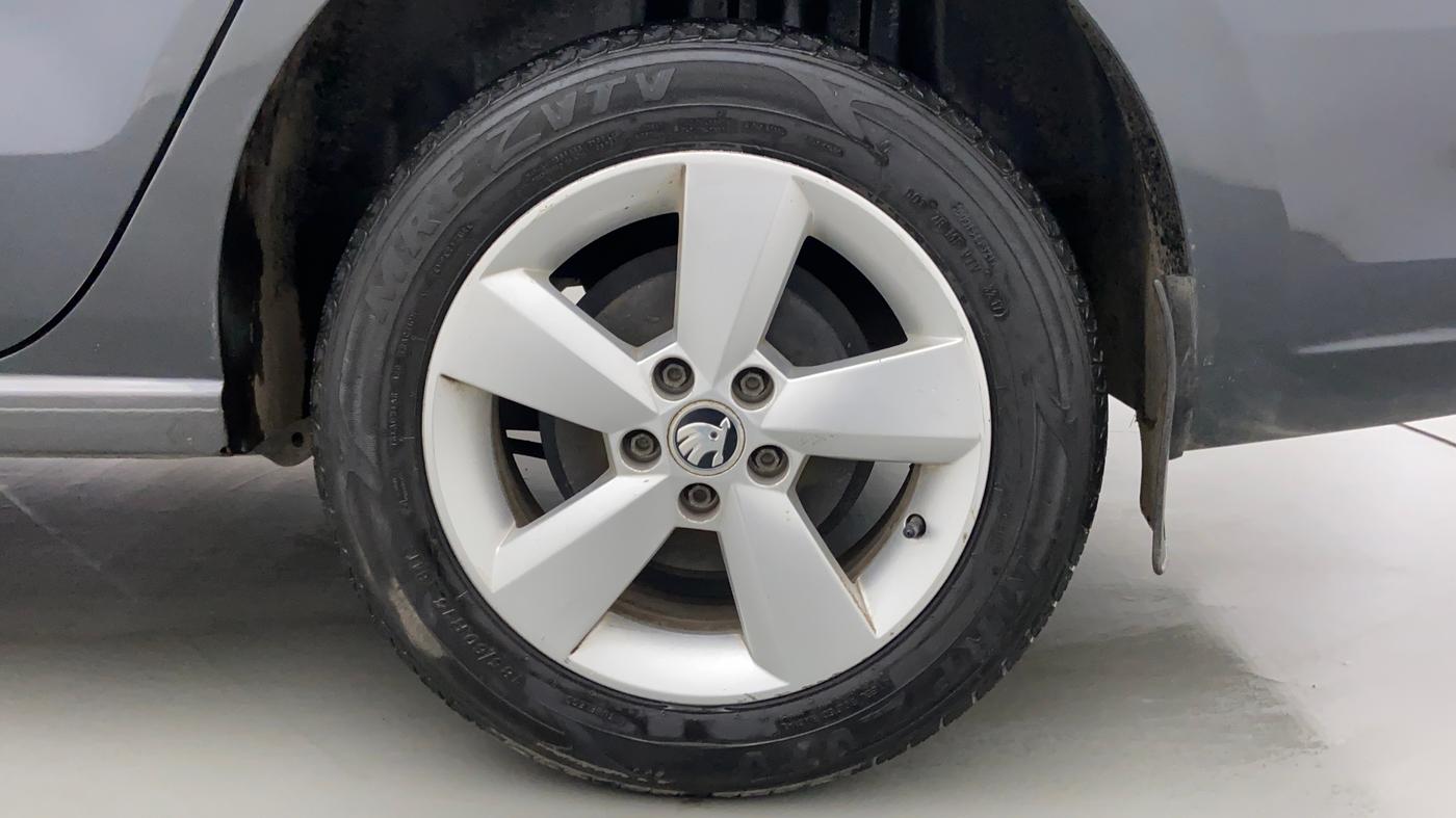 2016 Skoda Rapid 1.6 MPI STYLE AT, Petrol, Automatic, 41,248 km, Left Rear Wheel